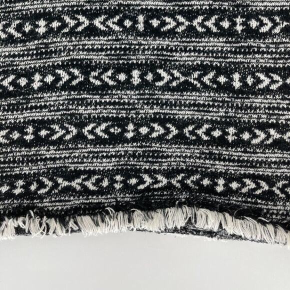 Jacqueline de Yong Black and White Chevron Pattern Eyelash Trim Top GUC- size XS - Picture 4 of 10